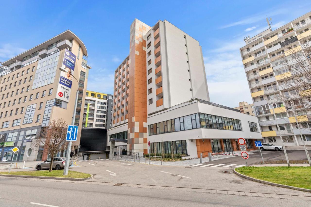 Lam Green - Ac -Balcony Bratislava Luaran gambar